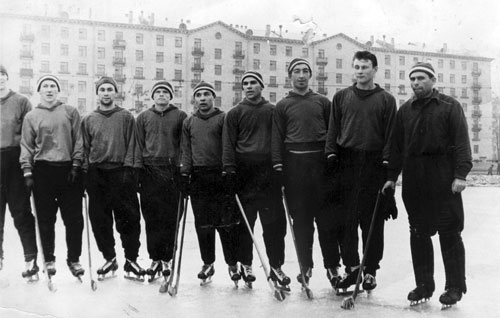 1961 год. Москва, стадион “Фили”. Олег Катин (второй справа) в составе команды спортклуба “Фили”. 
Год спустя он станет чемпионом СССР
